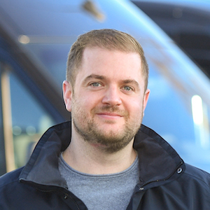 Patrick Bachem vor seinem Fuhrpark